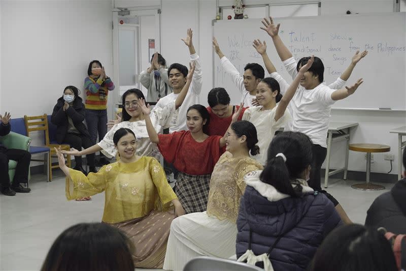  韓流體驗營以舞蹈方式進行國際交流。（圖／教育局提供）