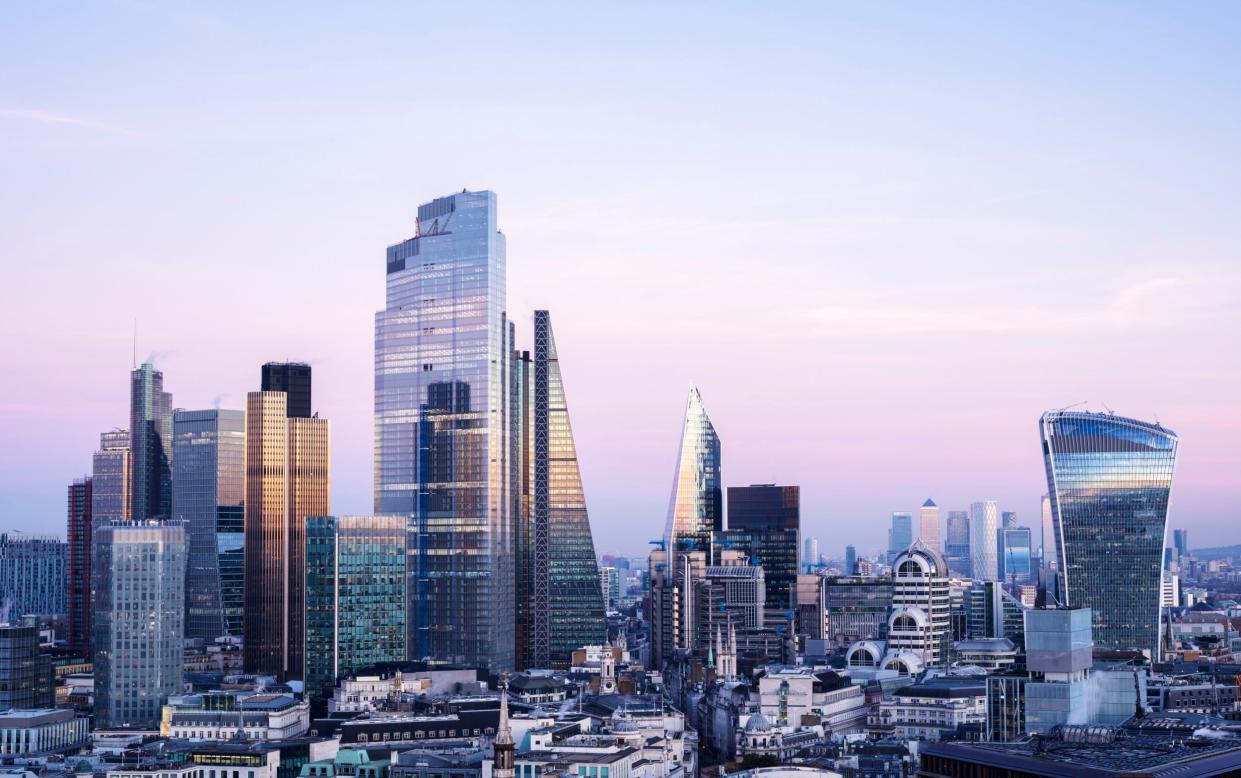 UK, London, looking East with view of the financial district and Canary Wharf against sky at dusk - shomos uddin/Moment RF