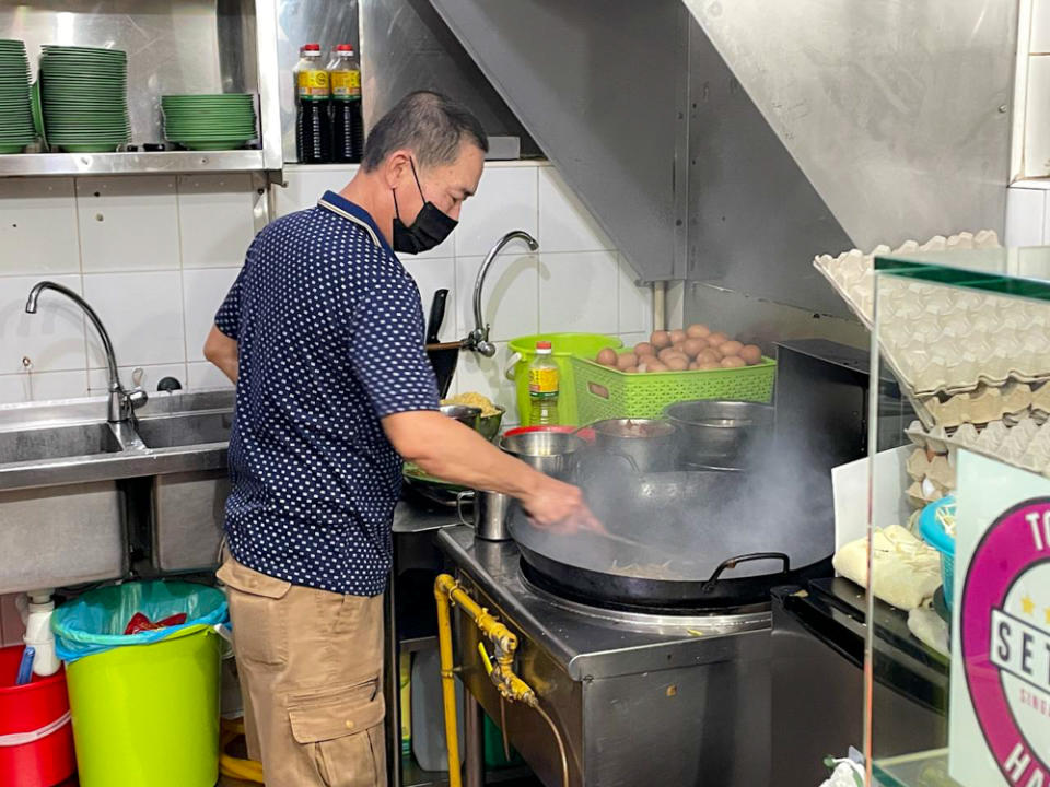 Ang Mo Kio Fried Kway Teow - uncle cooking