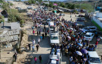 <p>Familiares y vecinos de la localidad Santiago Jamiltepec, en Oaxaca, México, siguen el 17 de febrero de 2018 el cortejo fúnebre de algunas de las 14 víctimas provocadas por la caída de un helicóptero en esa localidad. (AFP | MARIO VAZQUEZ) </p>