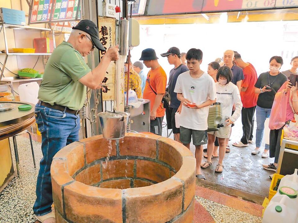 雲林縣北港鎮「龍井」每年端午節開放供水，10日許多民眾排隊取水，除製作午時水，也可用來淨身、泡茶。（張朝欣攝）