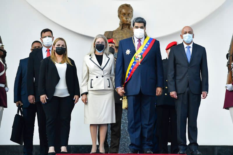 ▲委內瑞拉獨裁總統馬杜洛（Nicolas Maduro，右二）與第一夫人佛羅雷斯（Cilia Flores，左二）。（圖／美聯社）