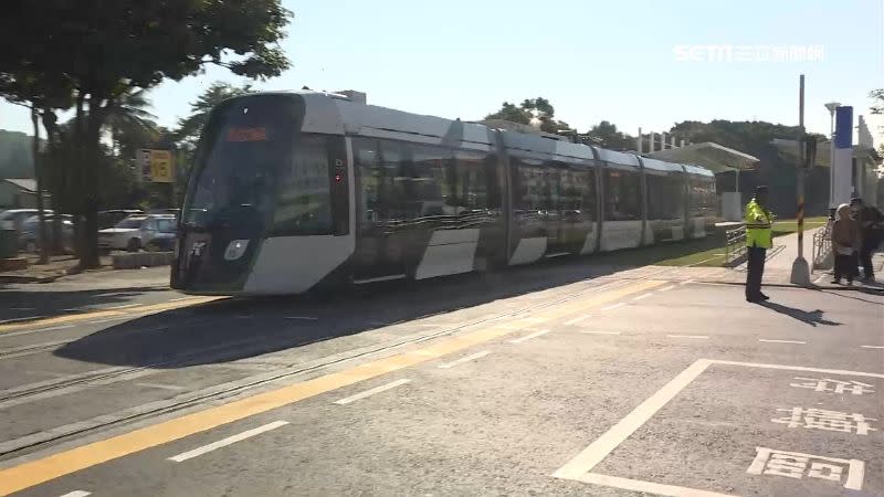 機車騎士宣稱列車從他眼前開過，卻沒發現自己也毀損了輕軌進口車頭。