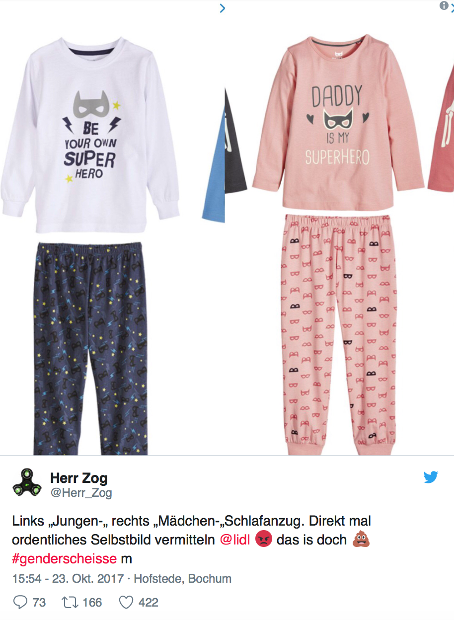 <p>Und wieder griff Lidl mit einem Produkt völlig daneben und kassierte mit einem Schlafanzug der Eigenmarke Lulipu einen Gender-Shitstorm. Der Schriftzug des Jungen-Schlafanzugs las “Sei dein eigener Superheld“, während die Botschaft auf dem Mädchen-Pyjama lautete: “Papi ist mein Superheld.“ Ein völlig überholtes Geschlechterbild, meinten die User. Ein Nutzer schrieb: “Völlig zu Recht bekommt #Lidl dafür einen Shitstorm.“ (Bild: Screenshot Twitter) </p>