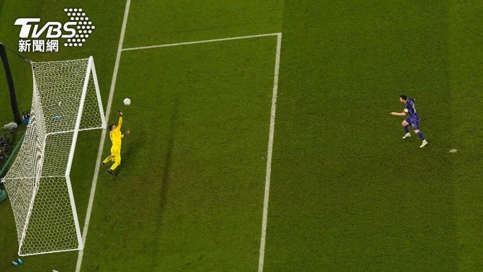 波蘭門將史澤斯尼試圖擋下梅西的罰球。（圖／達志影像美聯）