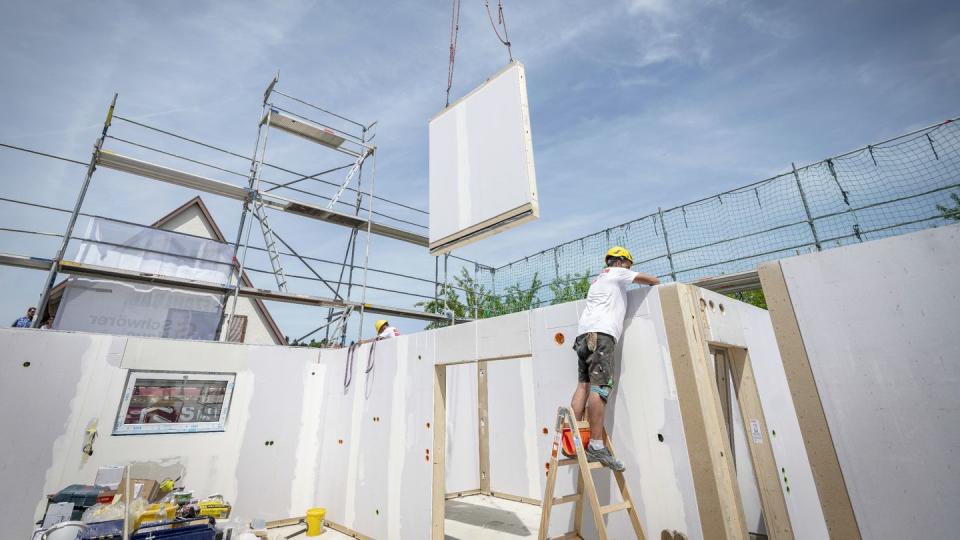 In Deutschland werden immer mehr Fertighäuser gebaut. (Bild: dpa)