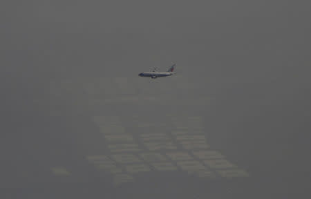 FILE PHOTO: An Air China passenger aircraft flies amid heavy smog over the suburb of Beijing, China, January 2, 2017. REUTERS/Jason Lee/File Photo