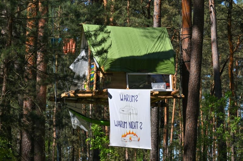 Activists from "Stop Tesla" initiative have built tree houses in a forest near the Tesla Gigafactory Berlin-Brandenburg plant. According to the police, more than 1,000 activists marched from Fangschleuse station to the Tesla factory. Patrick Pleul/dpa