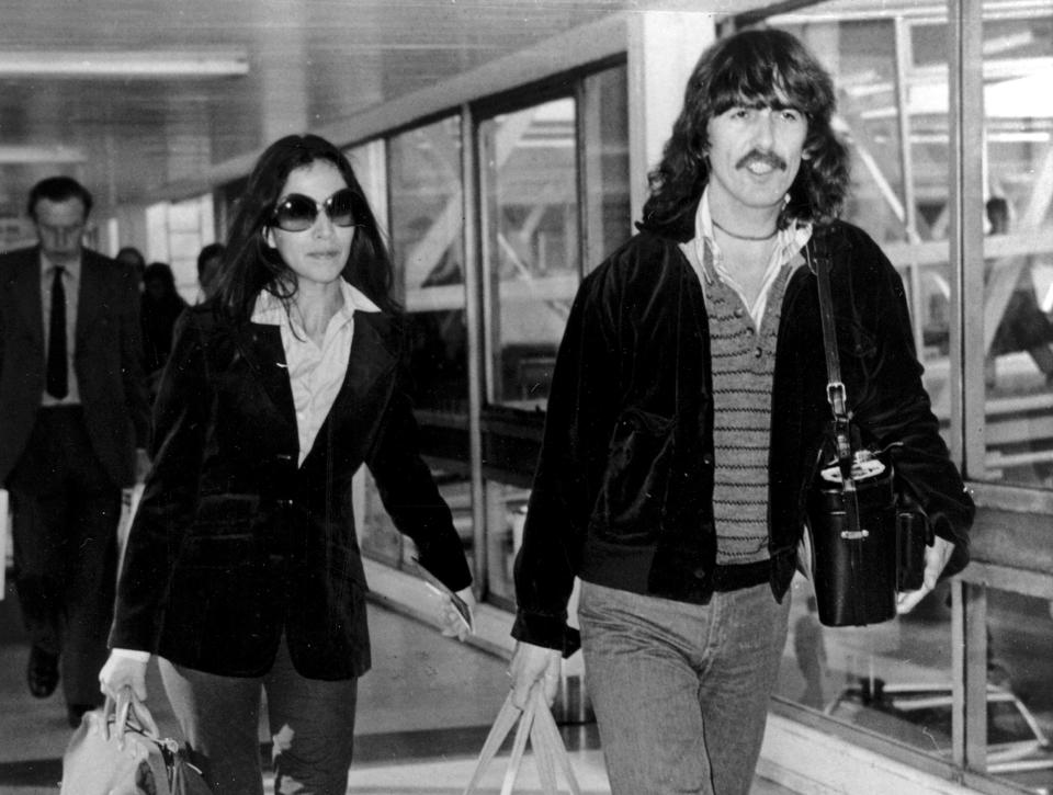 ARCHIVO – El ex Beatle George Harrison, derecha, y Olivia Arias, en el aeropuerto de Londres el 5 de noviembre de 1977. Olivia Harrison publicó el libro de poesía "Came the Lightening: Twenty Poems for George". (Foto AP)