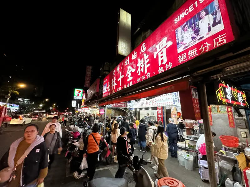 ▲台灣夜市是觀光客必去行程，但英語導遊認為仍缺乏外語標示供外國人參考。（圖／記者李詠平攝）