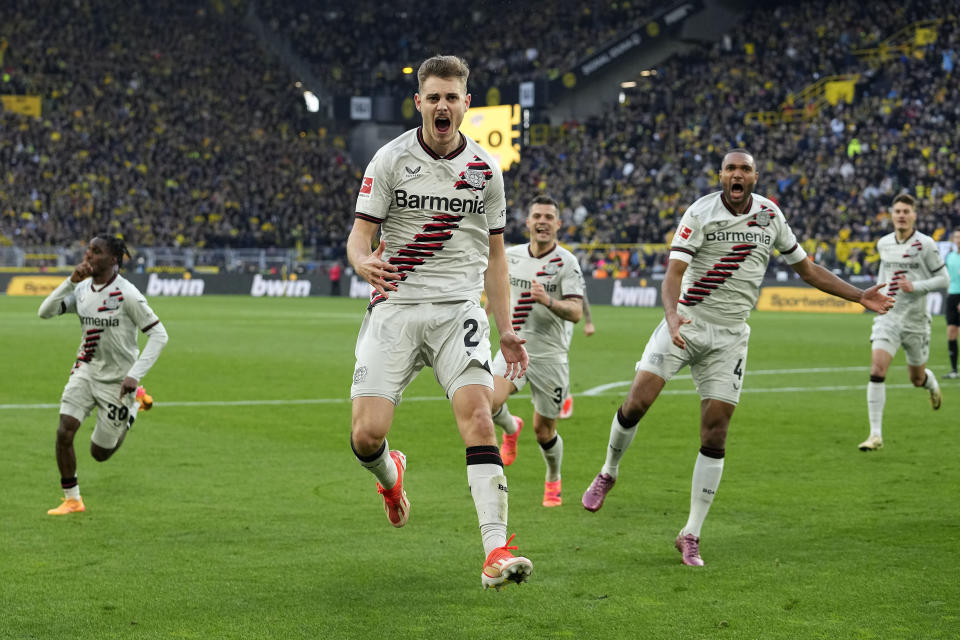 Josip Stanisic del Bayer Leverkusen celebra tras anotar de último minuto en el encuentro ante el Borussia Dortmund en la Bundesliga el domingo 21 de abril del 2024. (AP Foto/Martin Meissner)