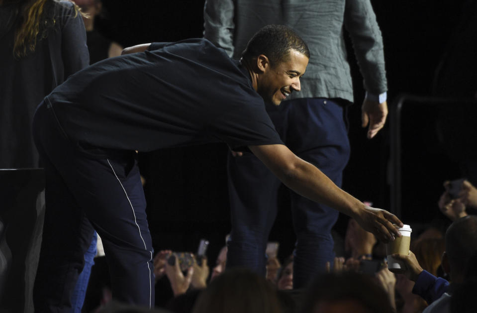 Jacob Anderson gives his coffee cup to a fan at the "Game of Thrones" panel on day two of Comic-Con International on Friday, July 19, 2019, in San Diego. (Photo by Chris Pizzello/Invision/AP)