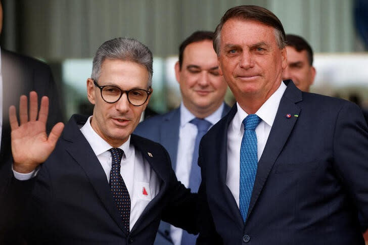 El gobernador del estado de Minas Gerais, Romeu Zema (izq), saluda al presidente brasileño y candidato a la reelección Jair Bolsonaro durante una conferencia de prensa en el Palacio de la Alvorada de Brasilia, Brasil.