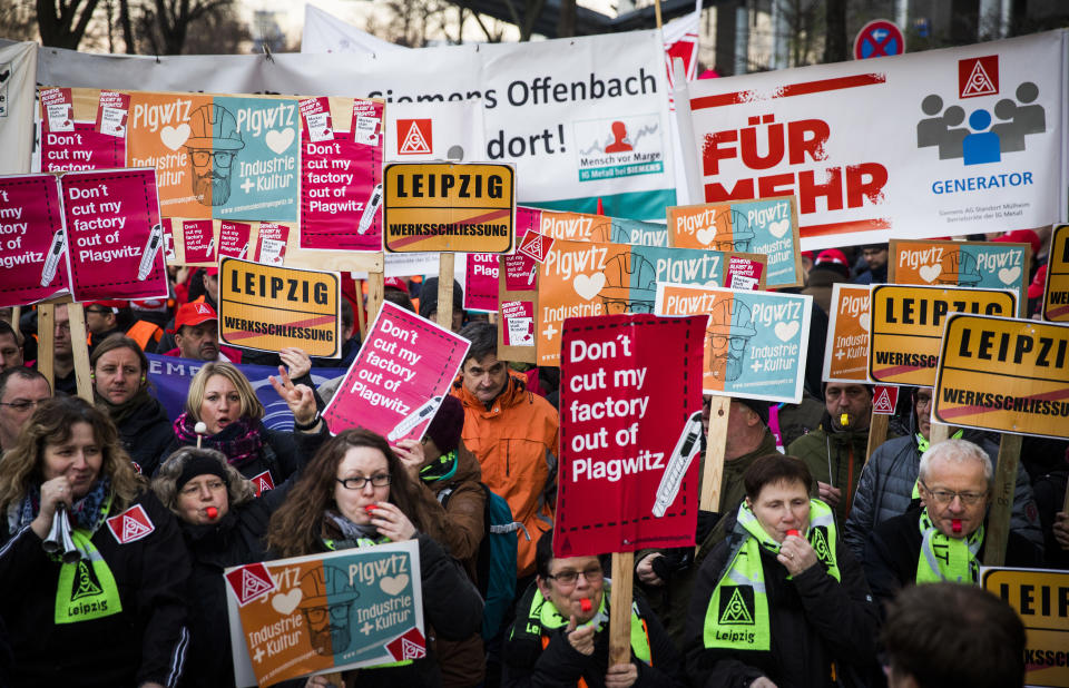 <p>Im Streit um den geplanten Abbau von Tausenden Stellen in der Kraftwerkssparte appellieren die Betriebsratschefs nun sogar an die Familie des Firmengründers Werner von Siemens. „Wir werden ohne wirtschaftliche Not anonymen Aktionärsinteressen und überzogenen Margenzielen geopfert. Sieht soziale Marktwirtschaft in Deutschland heute so aus?“, heißt es in einem offenen Brief. Siemens will in der Kraftwerks- und Antriebssparte weltweit 6900 Arbeitsplätze streichen. Rund die Hälfte davon soll in Deutschland wegfallen. (Bild: ddp) </p>