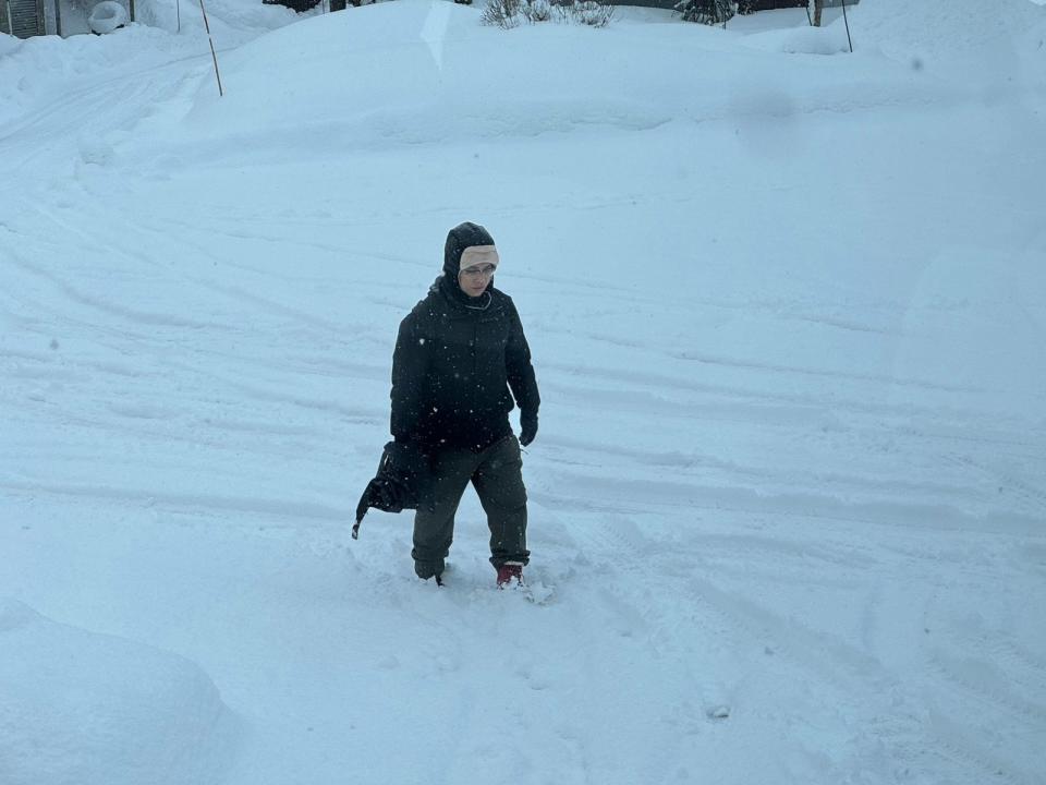 《老少女》出外景遇大雪，莊小鏘在雪地捕捉畫面。（莊小鏘提供）