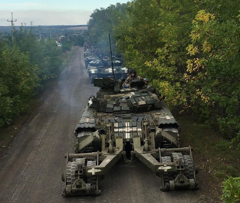 Soldados ucranianos viajan en tanques durante una operación de contraofensiva, en medio del ataque de Rusia a Ucrania, en la región de Járkov, Ucrania