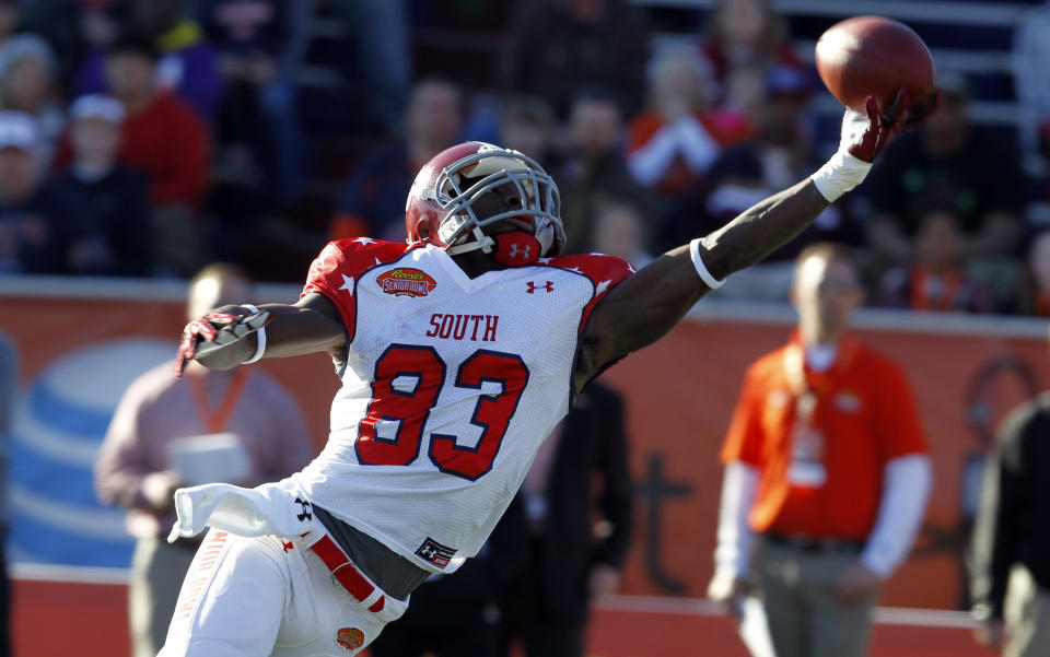 South receiver Kevin Norwood, of Alabama, tries to pull in a pass during the first half of the Senior Bowl NCAA college football game against North on Saturday, Jan. 25, 2014, in Mobile, Ala. (AP Photo/Butch Dill)