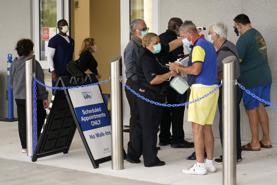 Personal del Hospital Jackson Memorial de Miami recibe a personas que tienen turno para que les apliquen la vacuna contra el COVID-19 el 27 de enero del 2021. (AP Photo/Lynne Sladky, File)