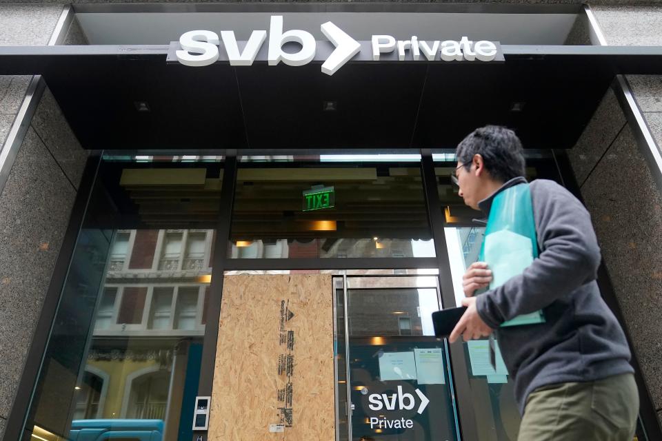 A pedestrian passes a Silicon Valley Bank branch in San Francisco, Monday, March 13, 2023. As the primary regulator of the bank, the Federal Reserve is coming under sharp criticism from financial watchdogs and banking experts. (AP Photo/Jeff Chiu) ORG XMIT: NYPM212