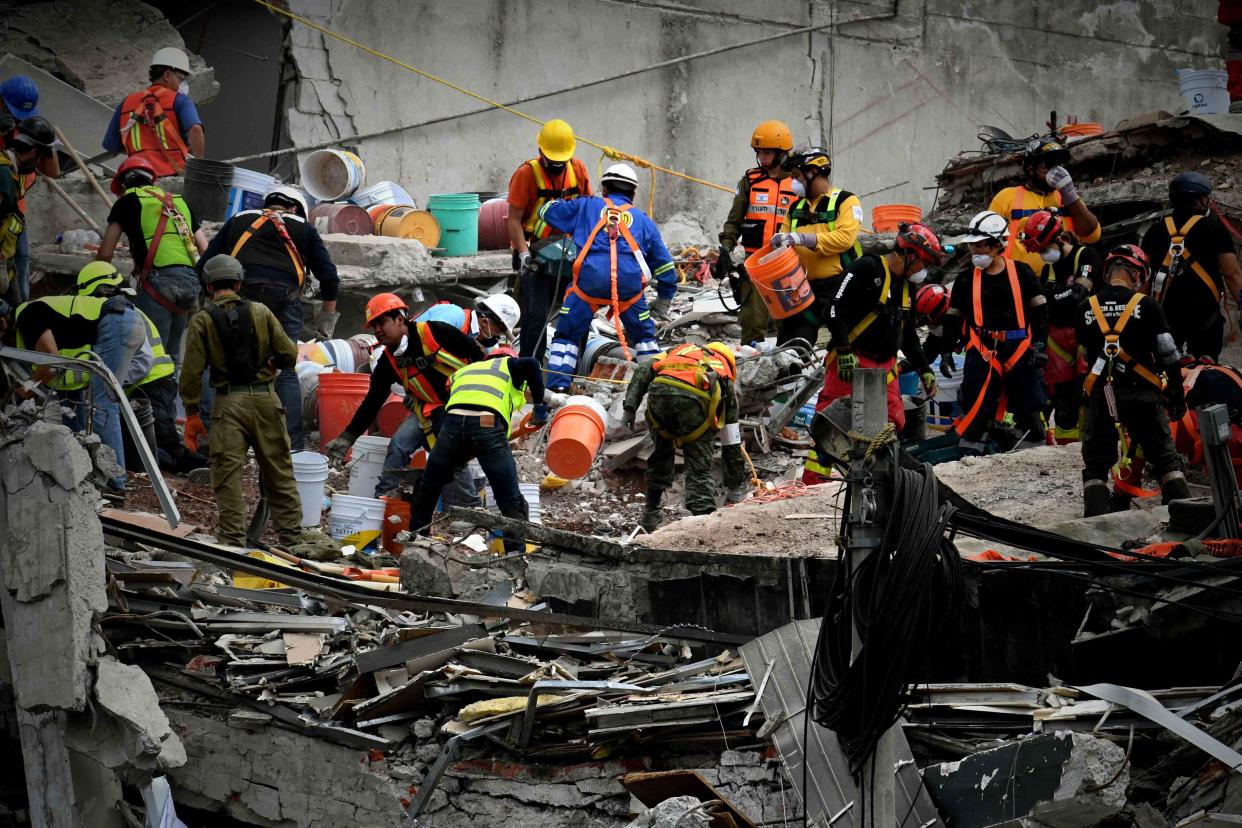 CIUDAD DE MÉXICO, Earthquake/Terremoto-CDMX.- Aspectos de brigadistas y voluntarios mientras trabajan en las inmediaciones de los derrumbes de la avenida Álvaro Obregón, en la colonia Roma, el 24 de septiembre de 2017, luego del sismo registrado el pasado 19 de septiembre de magnitud 7.1 en la Ciudad de México. Foto: Agencia EL UNIVERSAL/Armando Martínez/AFBV