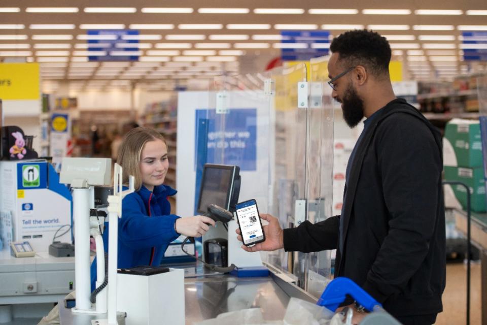 Tesco customer using a clubcard 