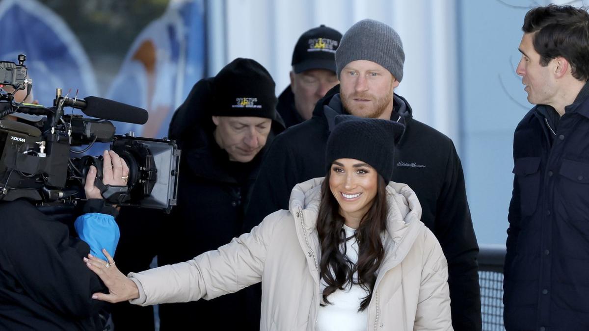 Meghan Markle, Duchess of Sussex, wears an antique-white belted jacket from  #CFDAMember @BrandonMaxwell to the Invictus Game in The Hague…