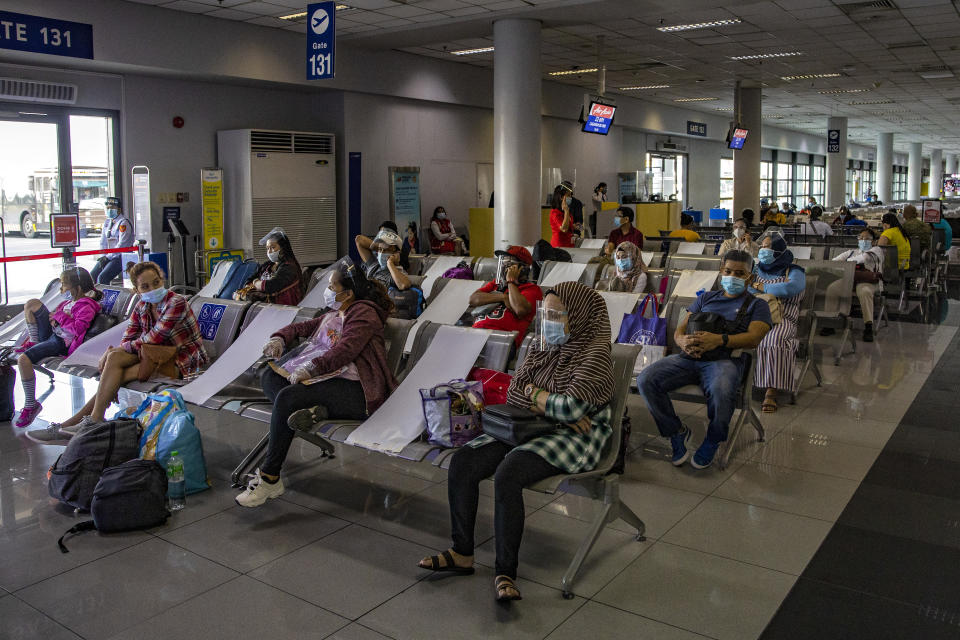 FILE PHOTO: Travelers wearing face masks and face shields to protect against COVID-19 walk inside Ninoy Aquino International Airport on September 30, 2020 in Manila, Philippines. (Photo by Ezra Acayan/Getty Images)