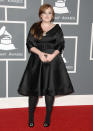 Así era la estrella en 2009 cuando desfiló por la alfombra roja de los 'Oscars' de la música. En estos años <a href="https://www.grammy.com/grammys/artists/adele" rel="nofollow noopener" target="_blank" data-ylk="slk:Adele ha conseguido 15 Grammys;elm:context_link;itc:0;sec:content-canvas" class="link ">Adele ha conseguido 15 Grammys</a>. ¡Casi nada! (Foto: Steve Granitz / Getty Images)