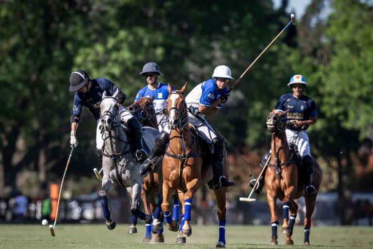 Pelón Stirling con la bocha, marcado por Facundo y Gonzalito Pieres; detrás, Adolfito Cambiaso; La Dolfina y Ellerstina se encontrarán esta tarde en el Campeonato Argentino Abierto de polo, esta vez, mucho antes de la final.