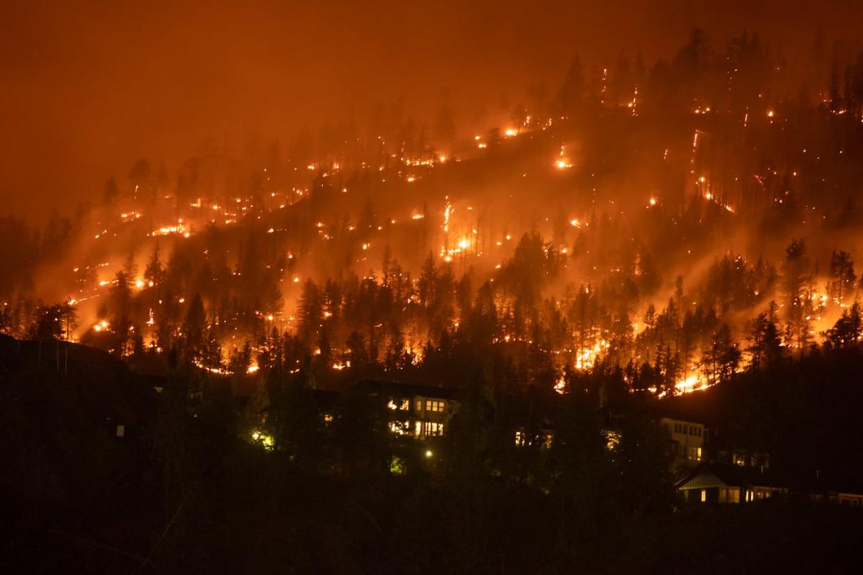 Homes are threatened by the McDougall Creek Wildfire as it burns in West Kelowna, British Columbia on Friday, August 18, 2023. (Ben Nelms/CBC - image credit)