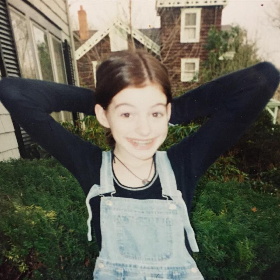 Die Schauspielerin, die dieses Kinderfoto postete, ging, zwar sicherlich ironisch gemeint, aber dennoch ziemlich hart mit sich ins Gericht: "Schaut euch diesen Trottel an", kommentierte ... (Bild: www.instagram.com/annehathaway)