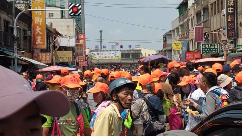 苗栗通霄鎮白沙屯拱天宮媽祖往北港進香18日凌晨起駕，21日上午10時許，鑾轎從彰雲大橋進入雲林縣林內鄉賜福，上萬名香燈腳湧進林內鄉市區，擠爆街道。（中央社／民眾提供）