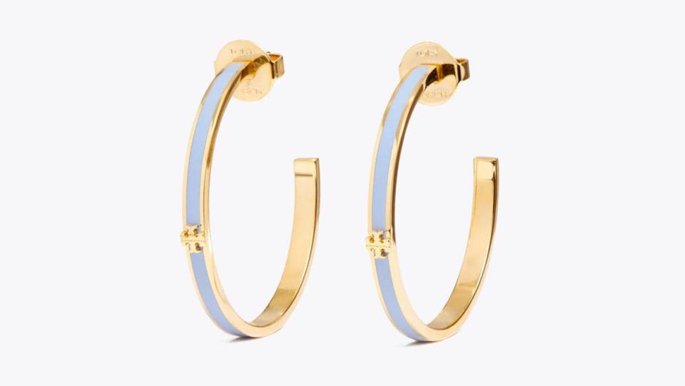 Add a touch of elegance and flair to any outfit with these hoops.