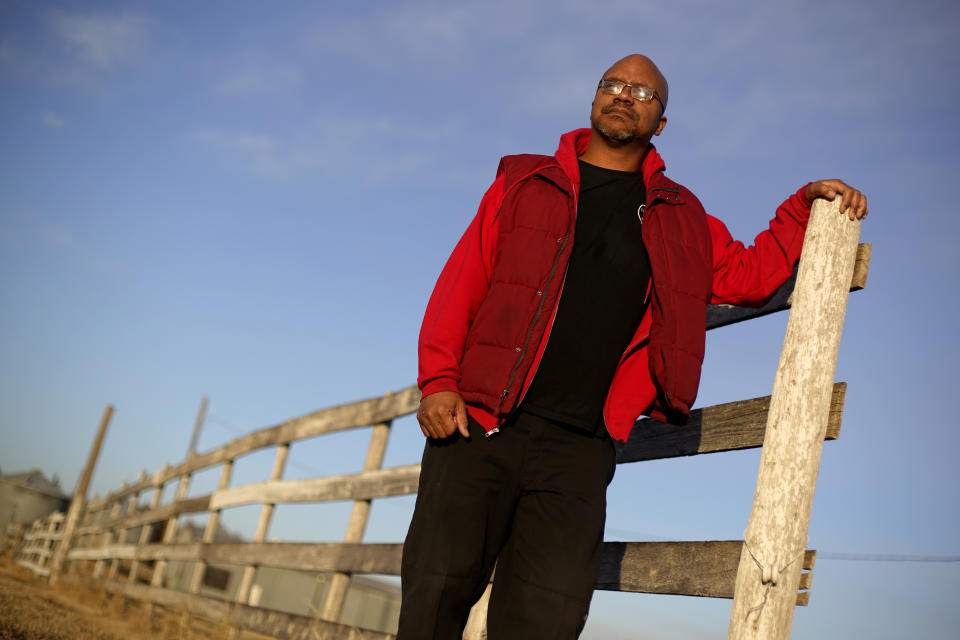 Lateef Dowdell posa para una foto en las tierras que heredó de su tío Gil Alexander en Nicodemus, Kansas, el 14 de enero del 2021. No pudo cultivarlas porque le niegan préstamos y decidió abrir un restaurante en cambio. (AP Photo/Charlie Riedel)