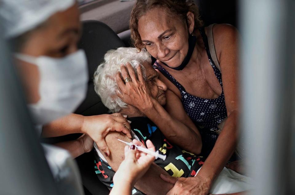 BRASIL: Una mujer recibe una inyección de la vacuna Sinovac CoronaVac de China como parte de un programa prioritario de vacunación COVID-19 para personas mayores en un centro de vacunación de autoservicio en Río de Janeiro, Brasil, el 1 de febrero de 2021.