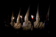 <b>29 mars</b><br> Les participants à une marche du Vendredi Saint en Espagne. <br> (Pablo Blazquez Dominguez / Getty Images)