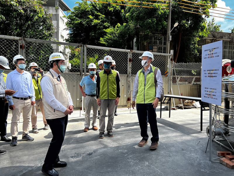 ▲地震頻傳又遇鋒面來襲，台南市長黃偉哲要求市府團隊加強防汛整備，並特別提醒民眾外出應留意氣象動態，避免前往山區活動注意安全。(圖／台南市府提供)