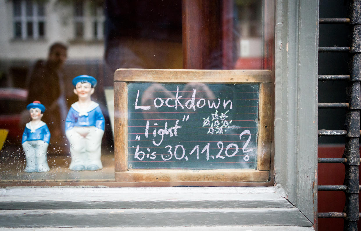 Hinweis zum "Lockdown light" im Fenster einer Berliner Kneipe (Bild: Kay Nietfeld/dpa)