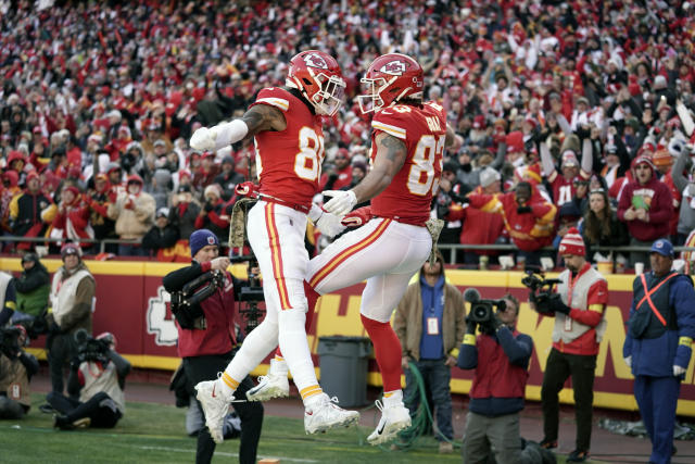 Mahomes throws TD pass; Chiefs roll past Cardinals 38-10 - The Iola Register