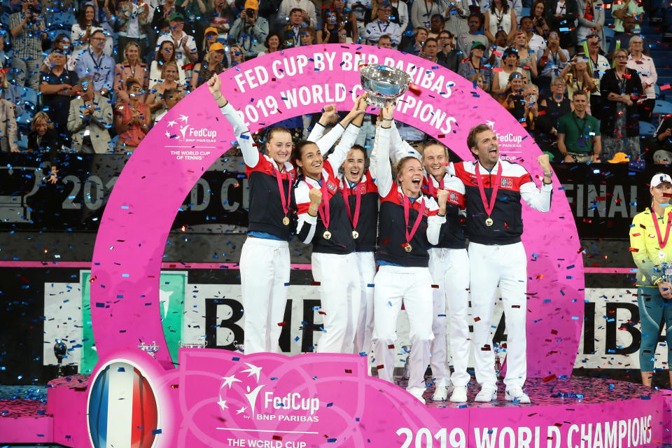 Les Françaises triomphent en Fed Cup après 1997 et 2003. Kristina Mladenovic et Caroline Garcia s’imposent dans le double décisif contre l’Australie (6-4, 6-3). "<em>Je suis l'homme le plus fier de la planète !</em>", déclarera leur capitaine Julien Benneteau. (Crédit : Tony Ashby / AFP)