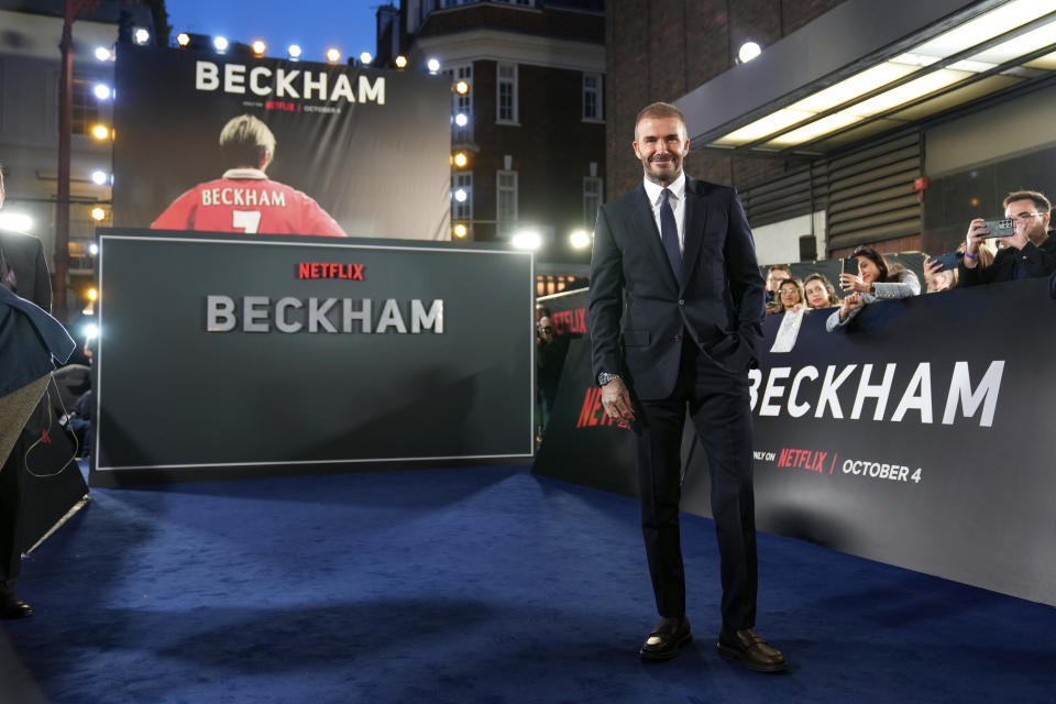 David Beckham posa a su llegada al estreno de la serie documental "Beckham" el martes 3 de octubre de 2023 en Londres. (Scott Garfitt/Invision/AP)