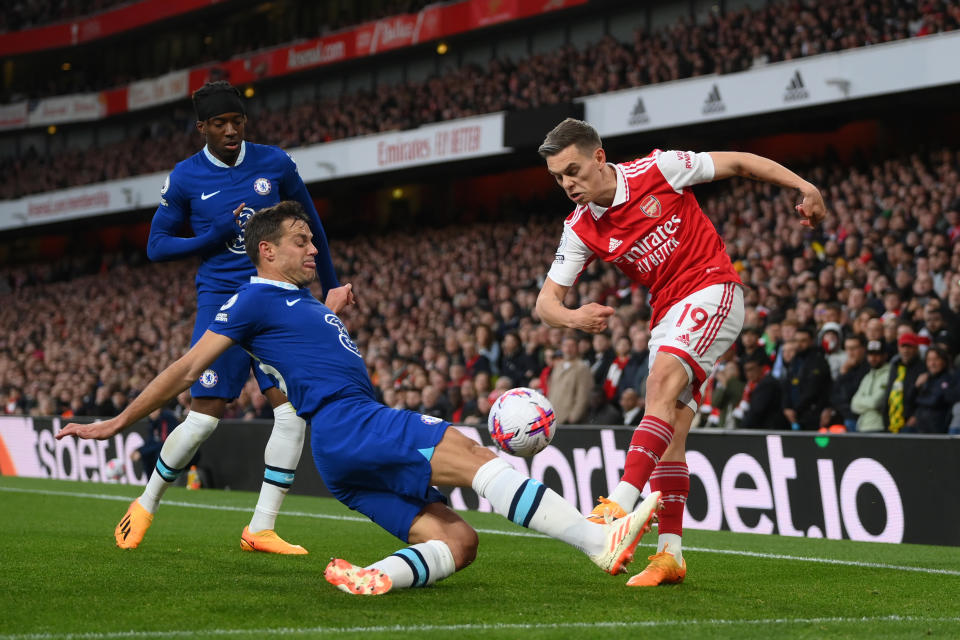 LONDON, ENGLAND - MAY 02: Leandro Trossard of Arsenal attempts to cross the ball whilst under pressure from Cesar Azpilicueta of Chelsea during the Premier League match between Arsenal FC and Chelsea FC at Emirates Stadium on May 02, 2023 in London, England. (Photo by Shaun Botterill/Getty Images)