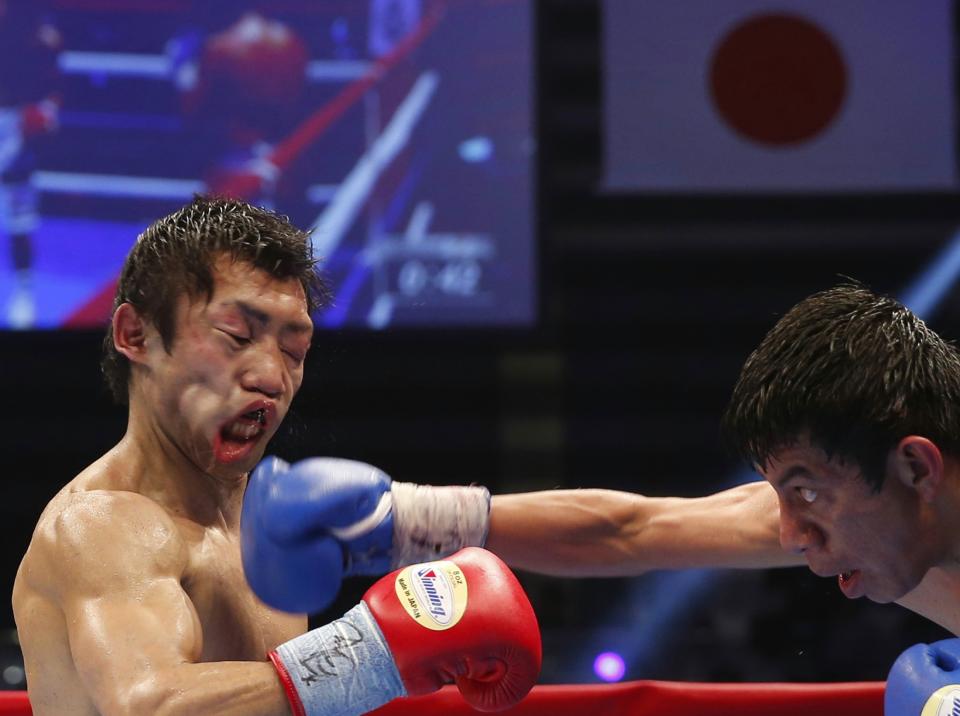Akira Yaegashi (L) of Japan is punched by Odilon Zaleta of Mexico during their World Boxing Council (WBC) flyweight title bout in Tokyo in this April 6, 2014 file photo. REUTERS/Toru Hanai/Files (JAPANS - Tags: TPX IMAGES OF THE DAY SPORT BOXING)