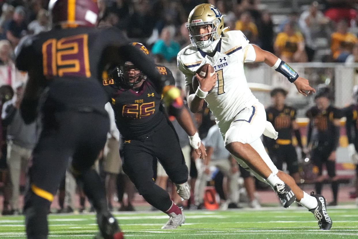 Desert Vista quarterback Braxton Thomas (7) runs the ball against Mountain Pointe on Thursday, Sept. 29, 2022. 