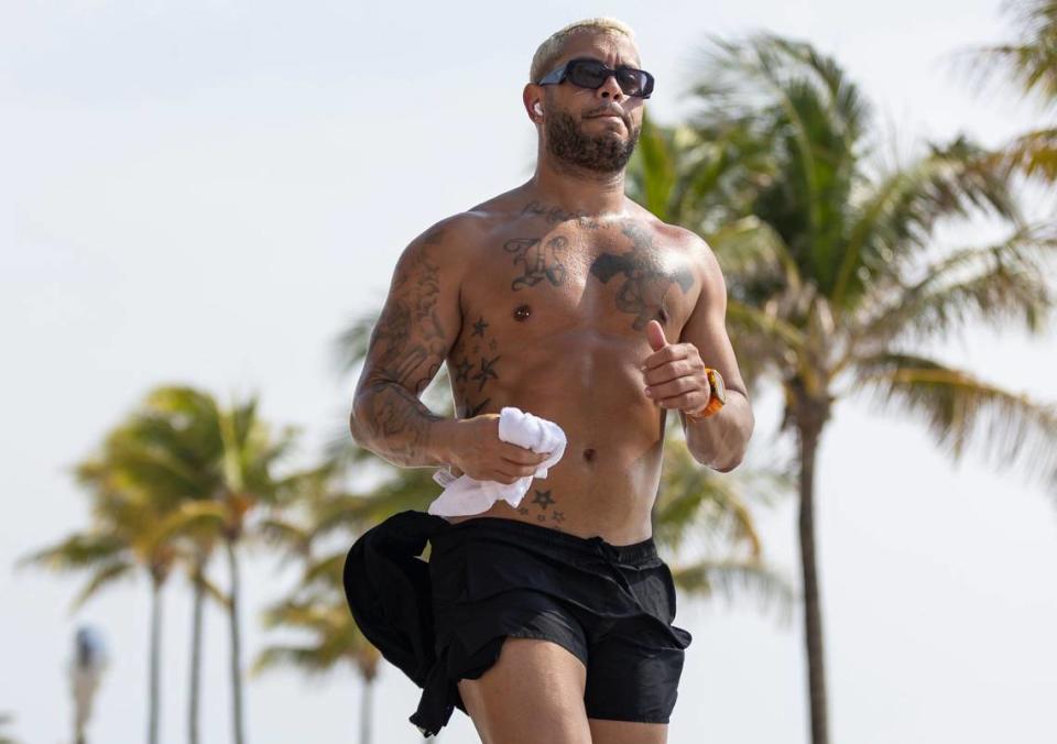 Un hombre corre por el malecón de Hollywood Beach con altas temperaturas.