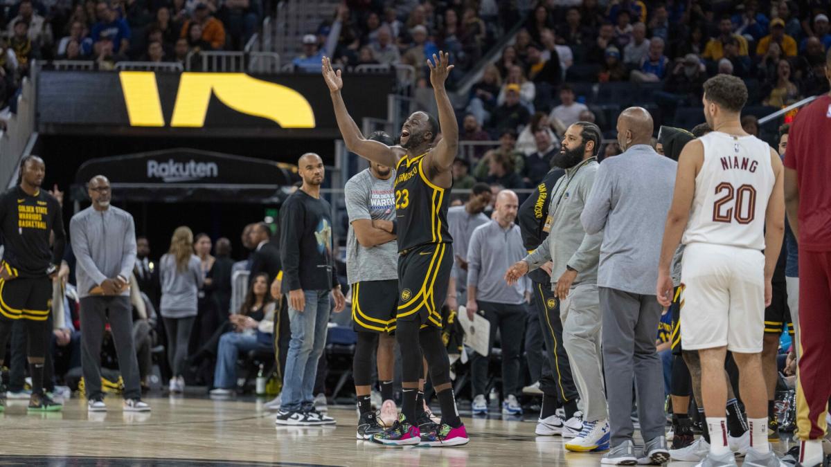 Watch Draymond Green get ejected on delayed call for shove of Donovan Mitchell