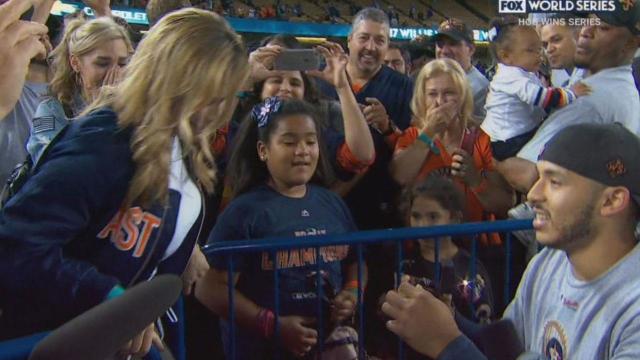 Astros' Carlos Correa proposes to girlfriend at Dodger Stadium