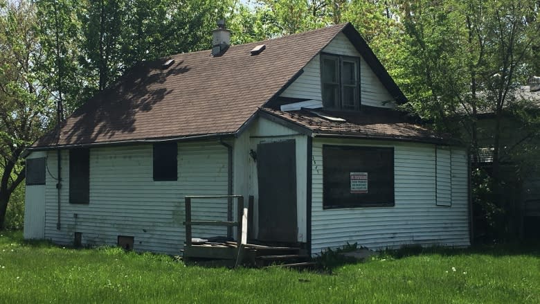 Bloomfield Road residents petition to demolish damaged, vacant west Windsor homes