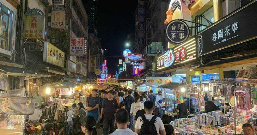 夜市的小吃美食價格不再親民，讓久久沒逛夜市的網友看傻了眼。（圖／示意圖，報系資料照片）