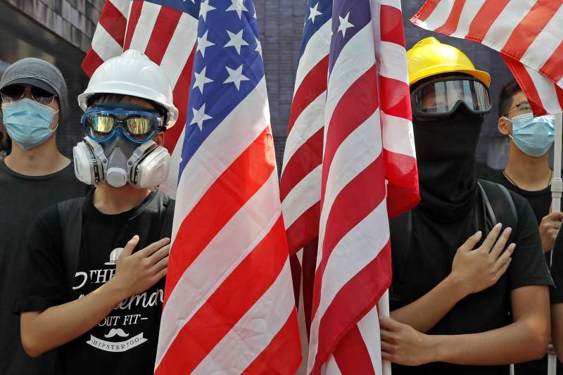 香港反送中示威者舉美國國旗（AP）